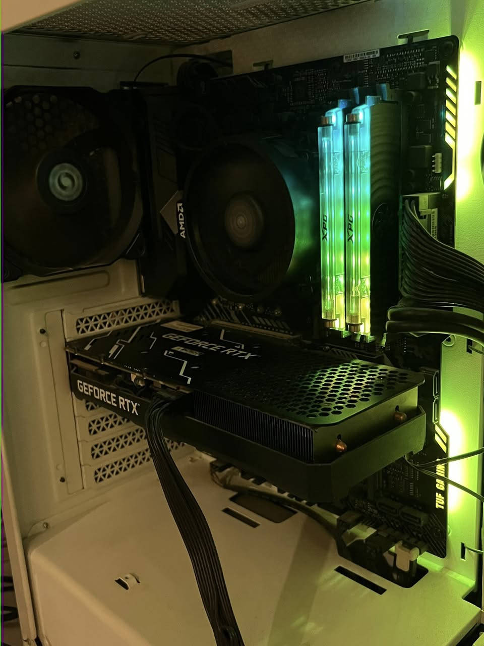 للبيع - pc Gaming
للبيع تجميعة كمبيوتر ألعاب بحالة ممتازة وتشغل أغلب الألعاب الحديثة بسلاسة.

المواصفات:
 • المعالج: AMD Ryzen 5 3600
 • المذربورد: ASUS TUF X470-PLUS Gaming
 • الرام: G.Skill 16GB 3600 RGB
 • كرت الشاشة: GALAX RTX 3060 12GB
 • SSD: 256GB Lexar
 • HDD: 1TB
 • الباور سبلاي: EVGA 700W
 • الكيس: XPG Invader
 • الشاشة: 165Hz Gaming
الملحقات سماعه هايبر اكس كلاود 3 - ماوس مشن - كيبورد 

مناسب للألعاب القوية والتصميم والمونتاج
السعر 800 الف قفل


**إذا كنت صاحب هذا الإعلان وتريد حذفه لأي سبب، رجاءا أرسل رسالة إلى الدعم الفني**