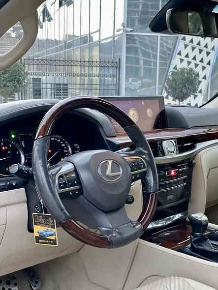 سلام عليكم 
لكزس LX 570  موديل 2018
بريمي اعلى فئة مواصفات 💯
ماشية 280 الف كيلومتر 
كفالة عامة حتى تعديل، قطرة صبغ مابي بشرط الفحص حتى الدعاميات.
 گر محرك مكفول بشرط الفحص 
تخم تايرات دانلوب ياباني الأصلي الجديد ✅
السياره بمعنى الكلمه ماشاءالله كلش … نظيف 
كلشي عالوضع الشركة (كله بلادي) 
بسعر كلش مناسب 
كارد و بصمتين مالشركة موجوده. أيد واحد حقيقي 
گير محرك كهربائيات كبس بشرط الفحص 
داتاشو، جكات صندوق كهربائي مقاعد مدفأة ومبردة، والمقاعد الخلفية كهربائية
كاميرات، رادار، تحذير الخروج عن المسار
مثبت سرعة ذكي، تحكم كهربائي بالارتفاع والانخفاض
نظام مانع الانزلاق، حساسات أمامية وخلفية مع كاميرا
كوشن خزن ذاكرة، إنارة LED
رقم و فحص هزه سنوي كلشي جديد 
مكان السيارة محافظة دهوك 
سعر 635 ورقة 
 *********** 
***********

