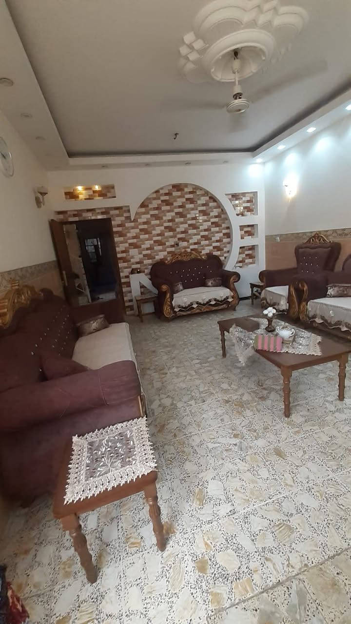 سلام عليكم بيت لبيع المدان خلف الامام منطقة الدور مساحه 150ملك طابوصرف طابقين الطابق الاول اسقبال مطبخ حولي داخلي وغرفة نوم وصحيات داخليه وخاريه والطابق الثاني 3غرف نوم وحولي وصحيات يصلح يصيردارين والسعر على الخاص ويوجد وتساب ***********♕***********
