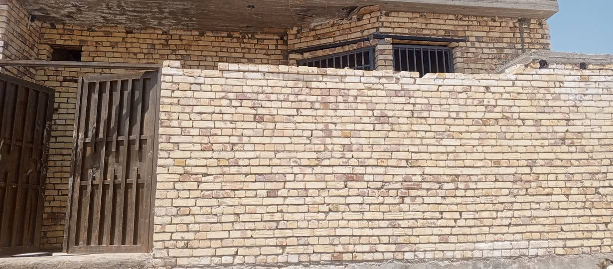 السلام عليكم بيت للبيع في حي الامامين قريب على الامام الحسين المساحه 100م الواجه 8 والنزال 12 ونص بناء حديث صب كونكريت ماي مجاري كهرباء كله كامل مجاري عامه  يحتوي على استقبال وصاله وغرفة نوم ومطبخ وحمام داخلي وحمام خارجي السعر 43 وبي مجال قليل ***********
