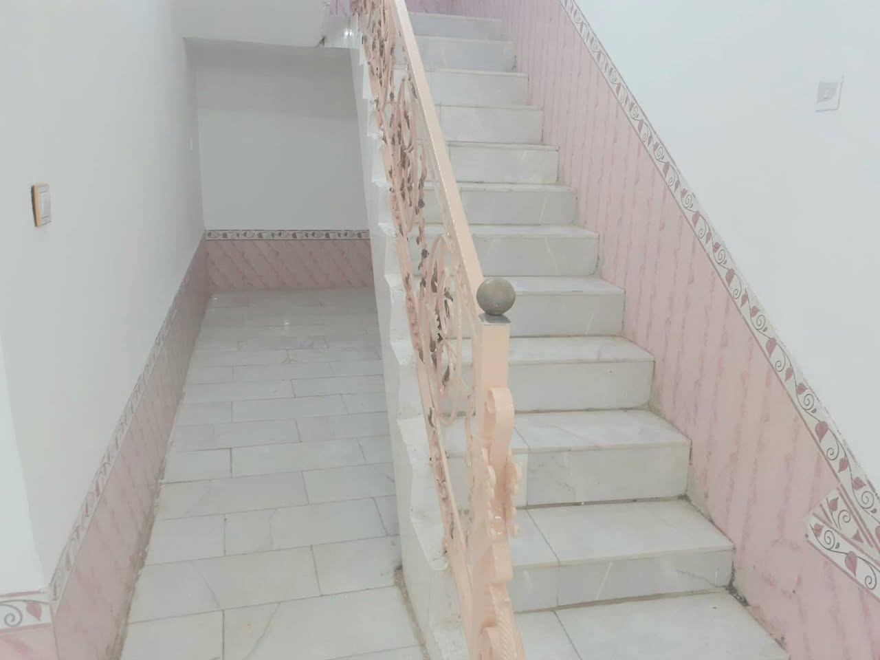 بيت مساحة 175 متر
منطقة المشتل على شارع رئيسي
طابق واحد
يحتوي أستقبال وغرفة كبيرة وصالة ومطبخ وحمام داخلي وخارجي وكراج سيارة وحديقة اتصل ***********
