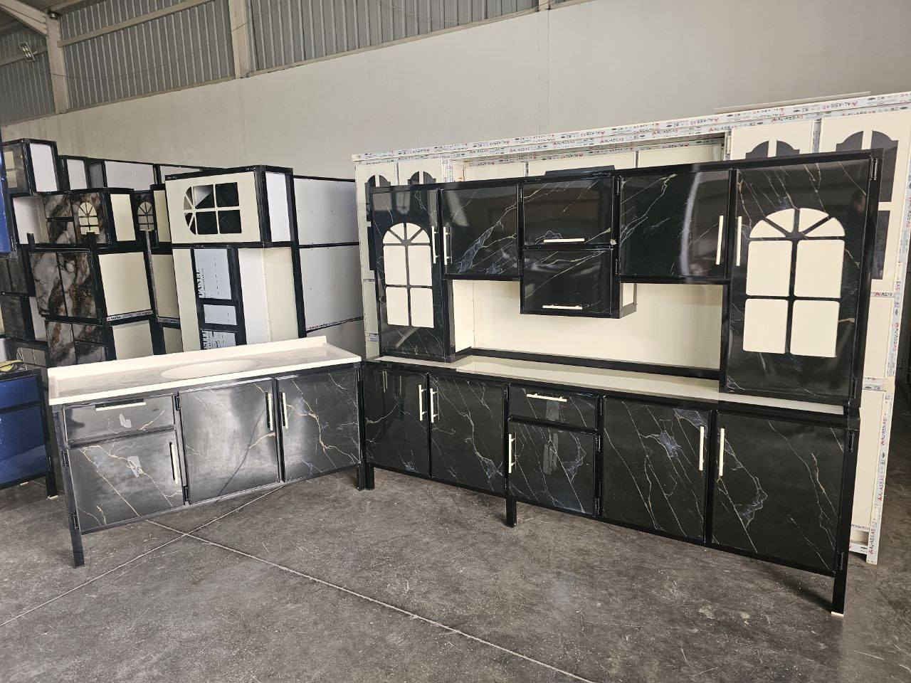 مترين ونص الكاونتر والملحق.   والسنك متر ونص السعر 365الف للحجز والاستفسار مراسله الصفحه او اتصل واتساب ***********
