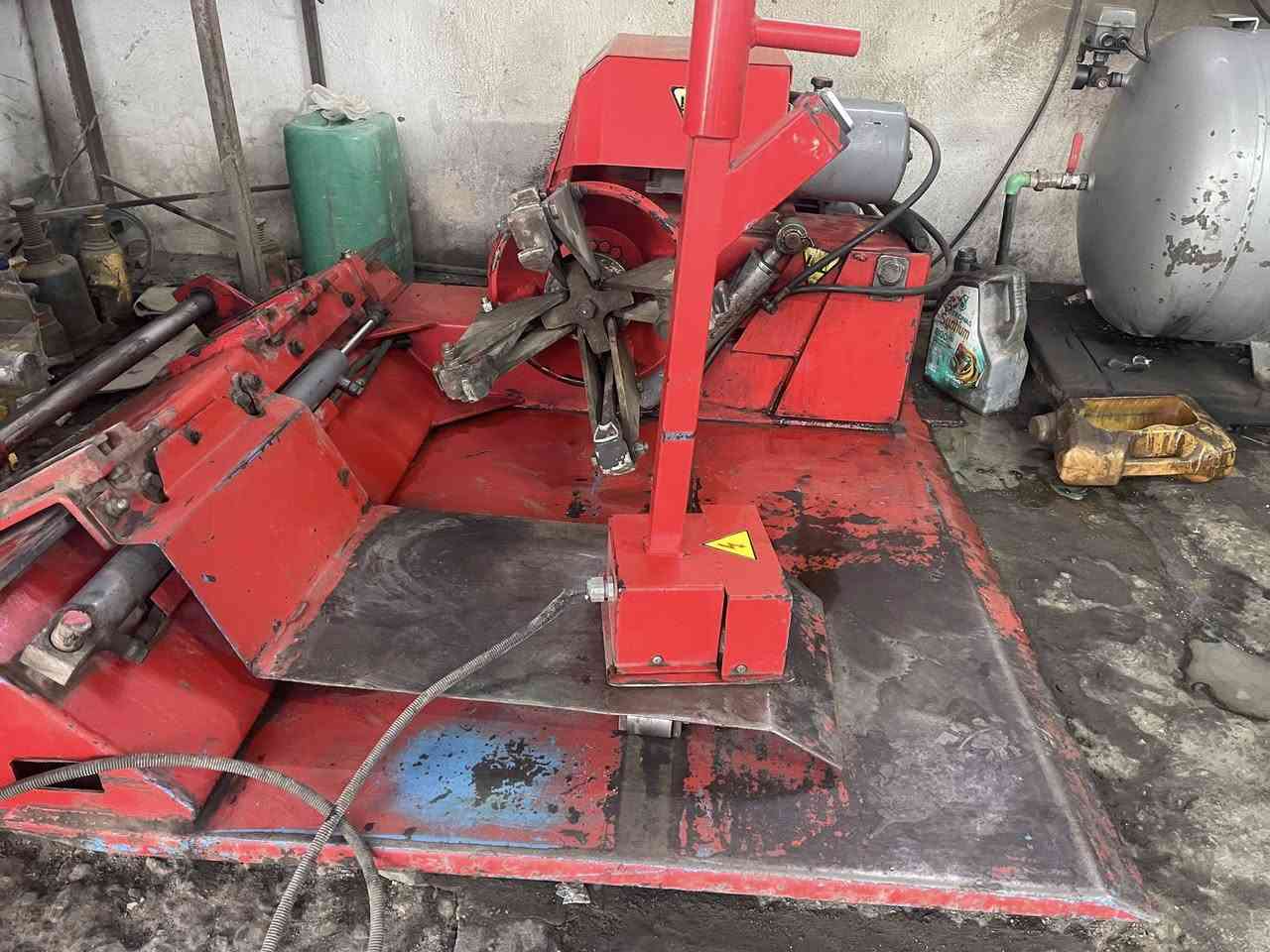 سلام عليكم خالعه أطارات كبار إيطاليه شغاله وعلى الفحص تجي تفحص بيدك السعر 30 ورقه وبيهاا مجال استفسار *********** مكان النجف الأشرف
