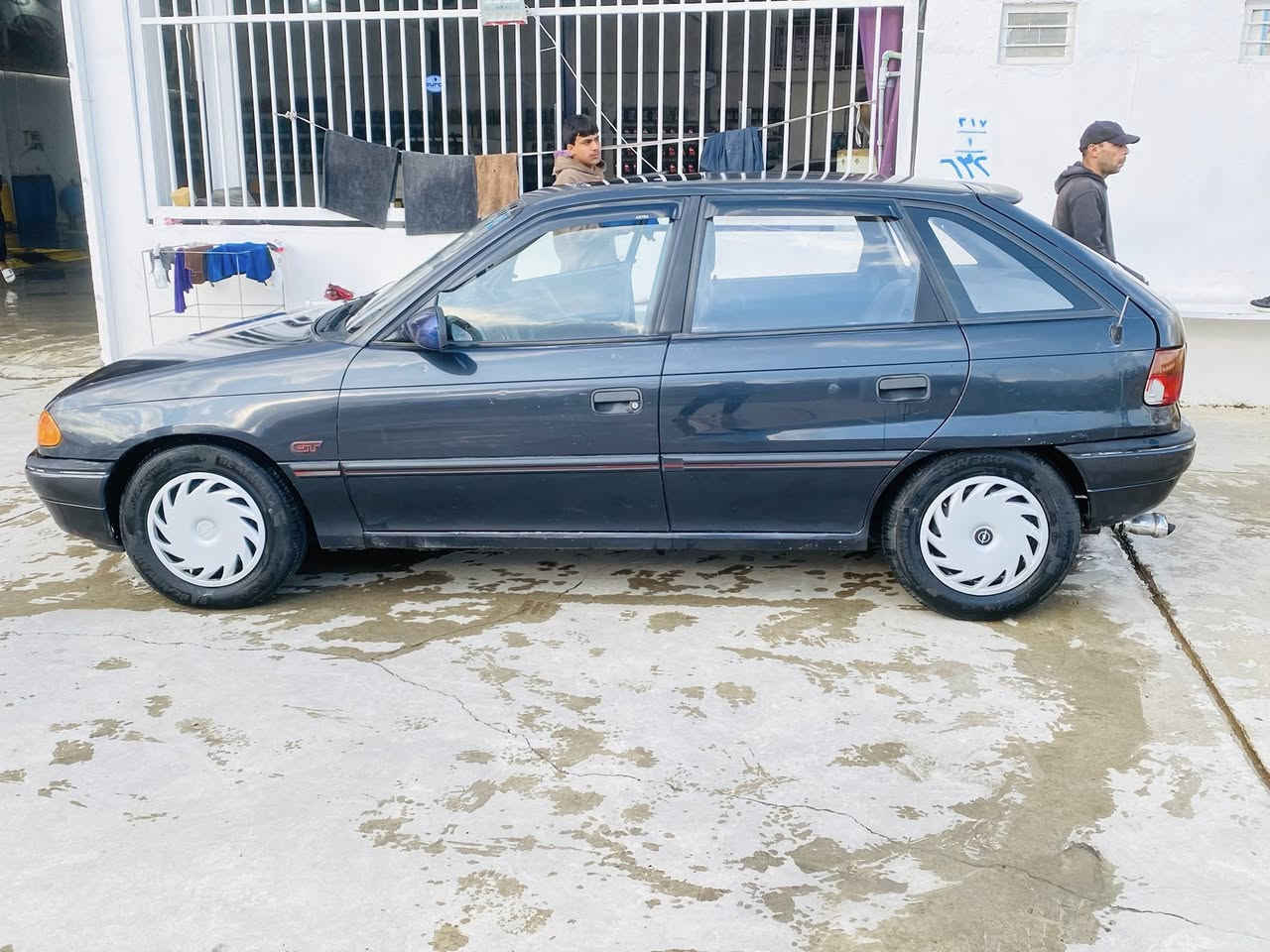 اوبل استرا موديل 92 اني الشرعي صبغ مابيها بس البوند  مصبوغ وبعد مامبولش كاربون بيها سلايت  سياره نضيفه كدام العين كير شرط المحرك بي بخار السعر 45 وبيها مجال الاتصال ***********
