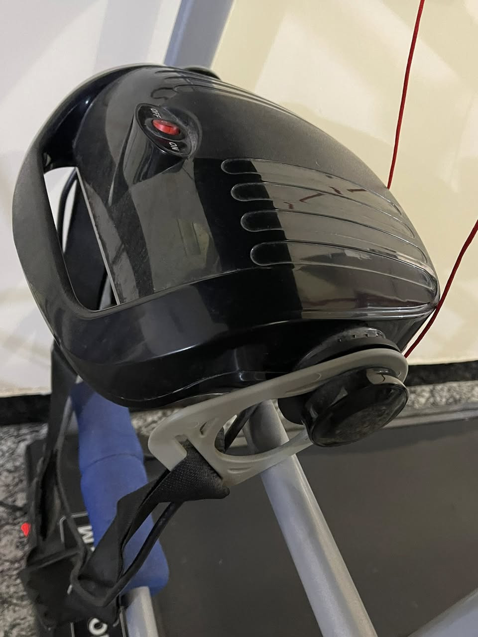 سلام عليكم 
1-جهاز جري كهربائي هاوس جم اصلي استعمال جداً قليل يطبك وينضم بسهوله حته بطاقه الضمان موجوده يتحمل وزن 120 كيلو سرعات متعدده قياس نبضات القلب عدادات فول مواصفات وبي رجاج بطن ماخذه جديد ب325 اريده ب250 وبي مجال 

2- جهاز الغزال الطائر ميكانيكي اصلي وحساسات بي يطبك وينظم بسهوله ماخذه جديد ب100 اريده ب65 الف فقط 

مكاني بغداد حي الجامعه ***********
