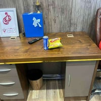 ميز مكتبي مع كرسي دوار الاتصال  07728135737 بغداد الدوره بغداد, العراق