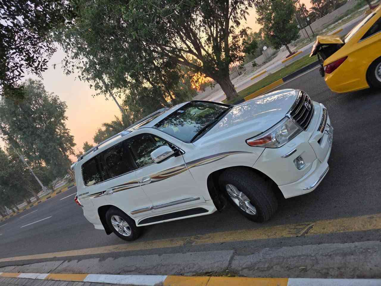 لاندكروز ٢٠١٣ رقم بغداد بسمي 
سياره جديده ماشيه ١٧٠ كم بلادي 
فول مواصفات للخير
محرك كير تبريد صدر كله كفاله 
سياره حلوه او شوفتها تخبل 
جاهزه اي نقص ما بيها 
ملاحضه السياره بيها ٤ قطع صبغ شرط بدون دكه جاكوج او دواخل فقط رش 
بيع فقط السعر ٢٨٥ بي مجال جدا بصيط العنوان ديالى بلدروز *********** مكان ديالى بلدروز بلاد رز, ديالى

