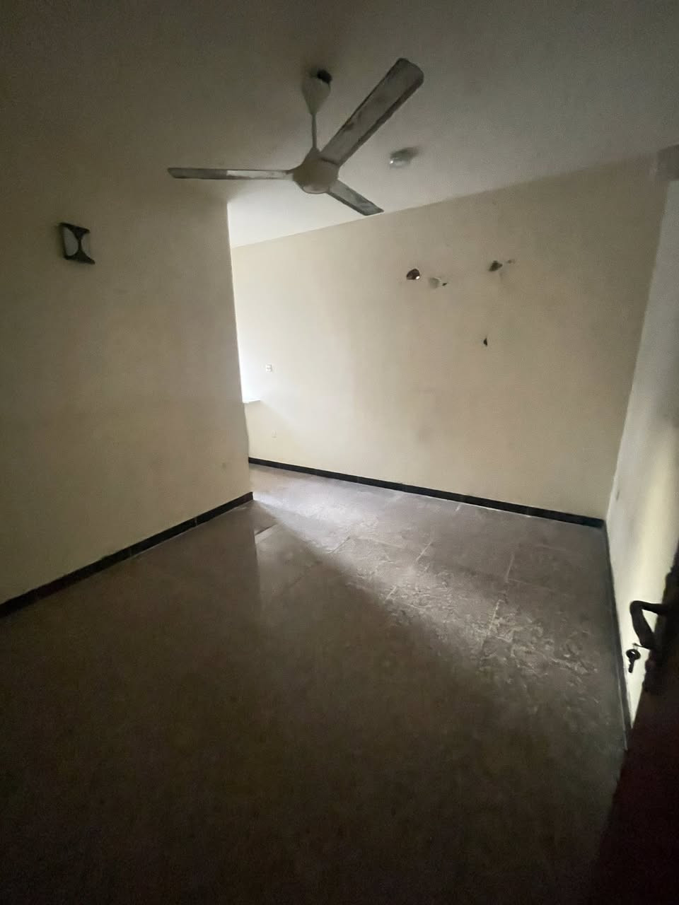 🔴شقة للايجار في الكرادة🔴
📍الموقع : الكرادة خارج قرب فندق قصر المسبح
🔷المساحة 90 متر 🔷
🔷طابق ارضي 🔷
🔷تحتوي على غرفتين وصالة ومطبخ وحمام 🔷
🔹حالة الشقة : نظيفة 🔹
🔹سعر الايجار : 700 الف 🔹
🔹يصلح ايجار : عوائل🔹
————————— 
🏢 شركة المستقبل للاستثمار والتسويق العقاري 
🔺نستقبل كافة عروضكم وطلباتكم 
🔺للاستفسار : 
***********
