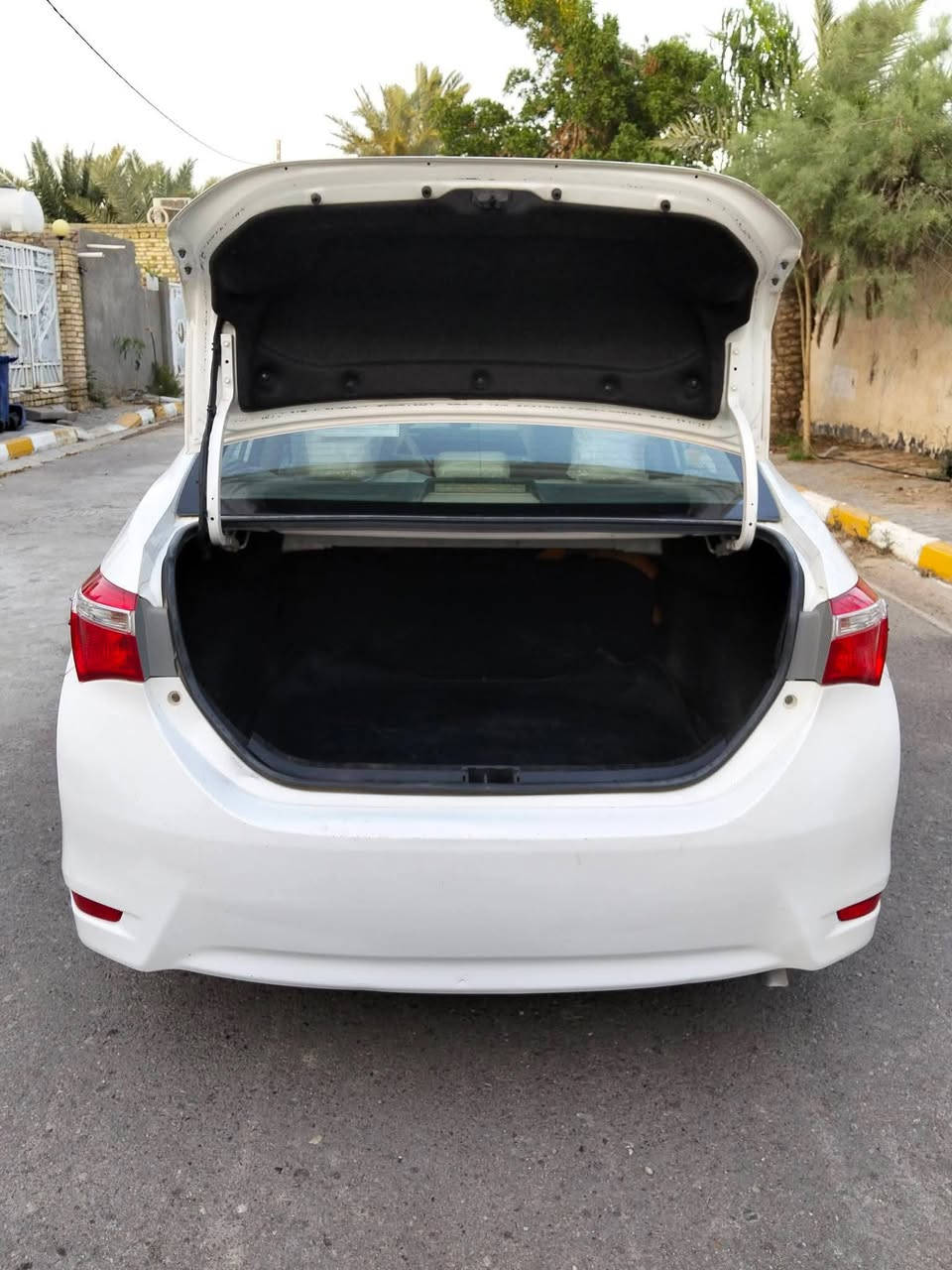 السلام عليكم للبيع اومراوس كورلا رقم واسط حره تحويل ثاني سياره موديل 15 خليجي شركه عامه محرك كير حداديه تبريد جاهزه مدوشمه عام بيه صبع 4 قطع  صبغ السعر 120 وبيها مجال *********** اتصل ودلل مكاني كوت مركز مدينه
