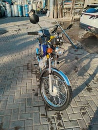 شباب دراجه لبيع جديده كلش نقصه بس قبق مال باتري وقبق اشاره اليسره بس ه...