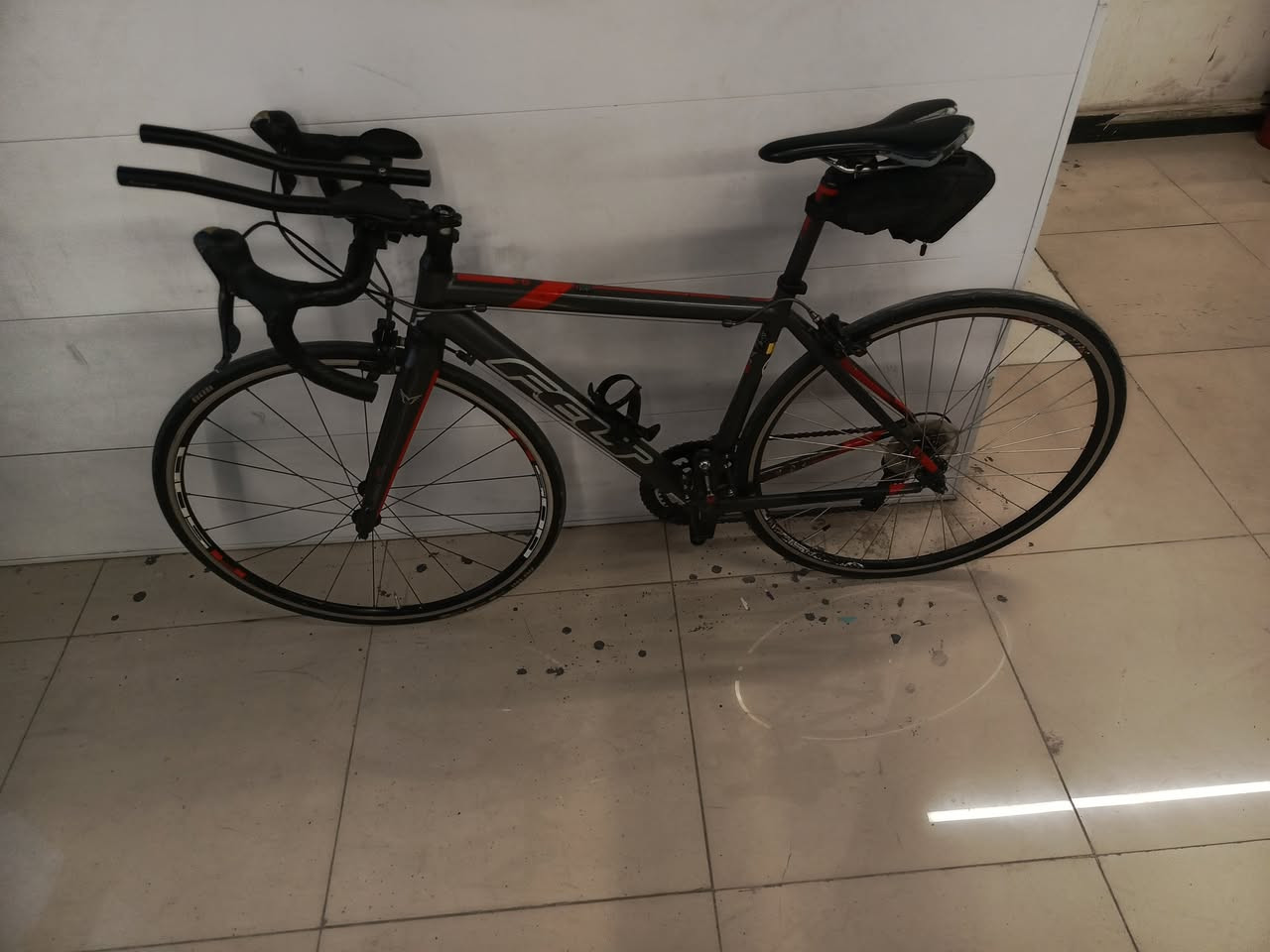 سلام عليكم
بيع فقط رجأ أعتذر عن المراوس 

بايسكل رود للبيع ماركت FELT الغنيه عن التعريف

السستم بل كامل سورا

حجم الفريم 48

حجم الوياله 25*700

العكرب 2*9

الماشه مالته كاربون فايبر

الويل الامامي H500

الويل الخلفي FELTالاصلي

البطيخه الخلفيه6بنط صوت عالي 

البايسكل كامل مكمل ماناقصه اي شي

السعر325 وبي مجال 

مكاني بغداد شارع فلسطين 

الرقم***********
