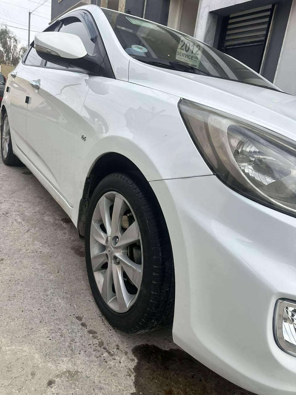 السلام عليكم اكسنت 2012  فول موصفات بلو ضرر فقط دائر الخافي وبيها ٣ بكانتات بارد مكينه شرط ***********
