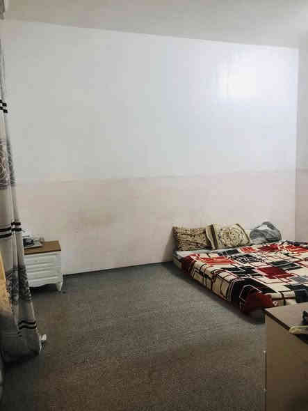 مكتب ولايه علي 

بيت للبيع المساحه 100متر طابو زراعي سند 25مشمول بالتطويب 

أساس وسقف صب كونكريت بنيان بلوك كاشي سيراميك جاهز ماعايز شي 

يحتوي على غرفه وصاله واستقبال ومطبخ وصحيات داخليه وخارجيه وطارمه ومكشوفه 

العنوان شارع المطار القديم قرب مدرسه الجنائن يبعد عن شارع العام 70 متر 

السعر المطلوب 30مليون وبي مجال 

للاستفسار اتصال أو واتس اب 
***********
ابو علي العبدلي
