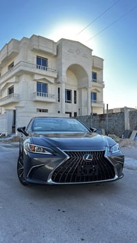 ES300 هايبرد • ٢٠٢٥ • ٨٩٠٠٠ كم