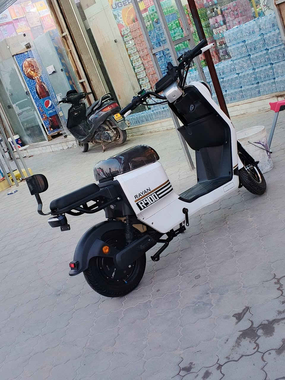 السلام عليكم عليكم متاح دراجة شحن R900 ريان بطاريات كبار مثل ماواضح بالصورة مامبدل بيها شي دراجة مال بيت ماشيه 62 كيلو ماصار عندي اهواي بصمتين سويجين كل شس شغال بيها بطارياتها على وضع الشركة شرط الفحص سعرها 500 مكاني بصرة الزبير حي الخطوة ***********
