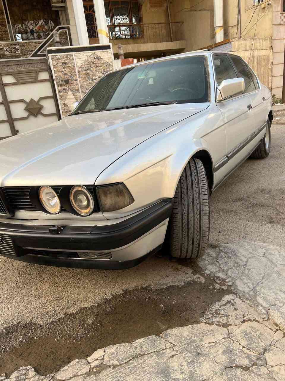 للبيع 730i مفتوح موديل ١٩٩٠
تبريد شغال حداديه نص عمر 
مكينة كير جديدات 
دوشمه جديده 
السياره بيه ملاحظات بصيطه 
السعر 55ورقه بيه مجال 
***********
مكان السياره بغداد
