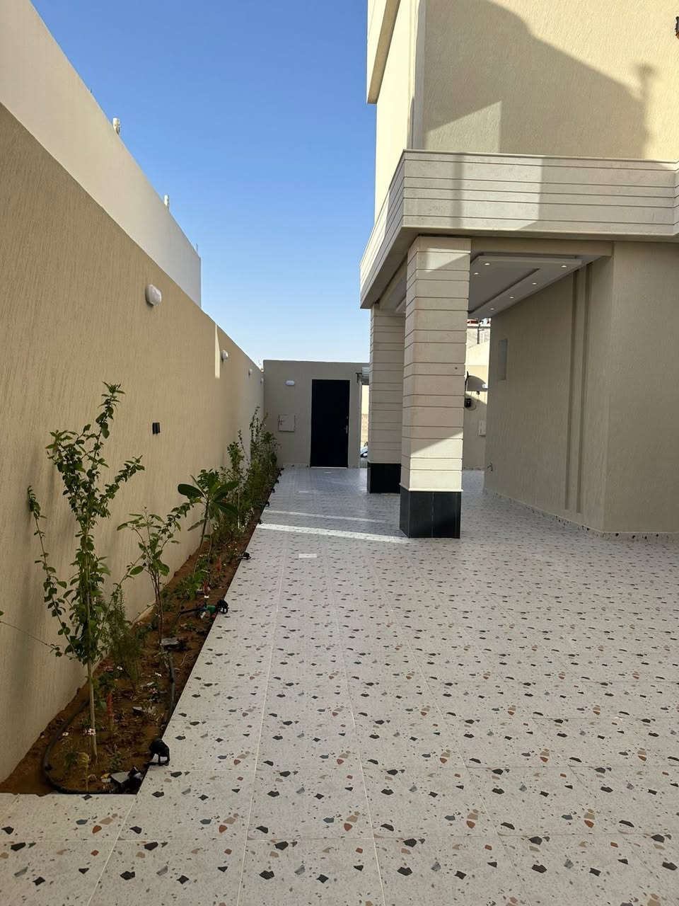 ✨ التشطيب مو مجرد مرحلة… هو الانطباع الأول لبيتك
كثير يوصلون لهالمرحلة وهم محتارين:
شلون يطلعون نتيجة راقية بدون أخطاء أو تعديلات لاحقة؟
إحنا نشتغل على التفاصيل من البداية…
ننسّق بين الدهان، الجبس، والأرضيات
بطريقة تعطيك نتيجة متكاملة وهادئة بصرياً.
🎨 ألوان مدروسة تعطي اتساع وأناقة
🪵 جبس بتصاميم حديثة بدون مبالغة
🧱 أرضيات متناسقة تكمل الصورة
الهدف بسيط:
تستلم بيتك بشكل يرضيك من أول نظرة… بدون قلق
💬 إذا حاب تستفسر أو تاخذ تصور قبل ما تبدأ
نقدر نساعدك ونوضح لك الأنسب لبيتك بكل وضوح.
للاستفسار ***********
