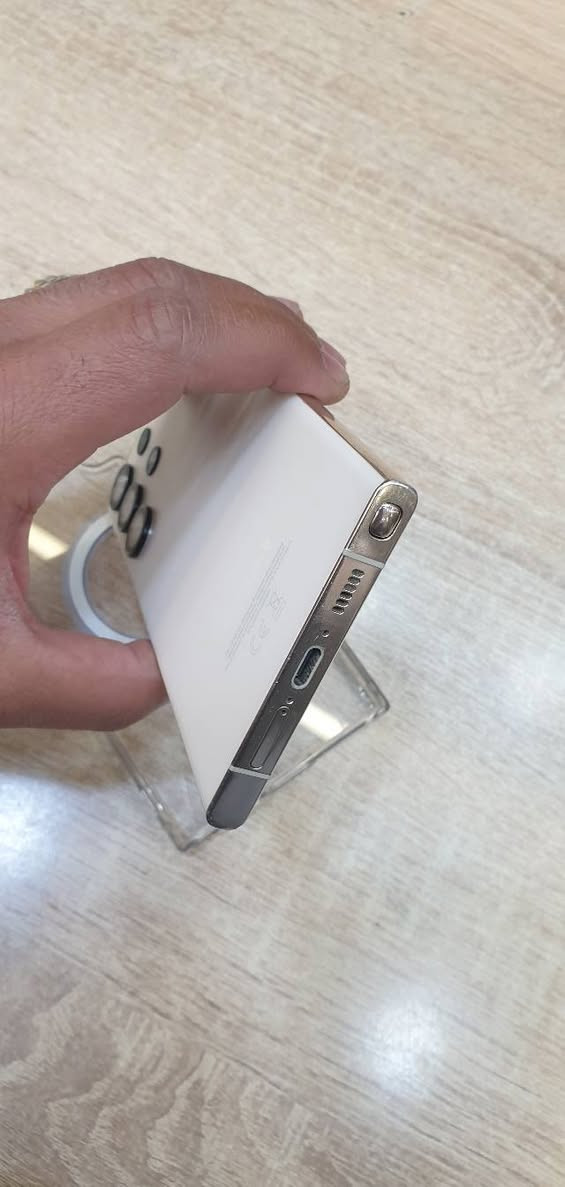 سامسونك اس 23 الترا لون ابيض ذاكرة 256 شرق اوسط بسعر 625 الف قفل بدون ملحقات جهاز نظافة 95% وشرط مامفتوح ولا مبدل بي ايشي . *********** مكاني كربلاء
