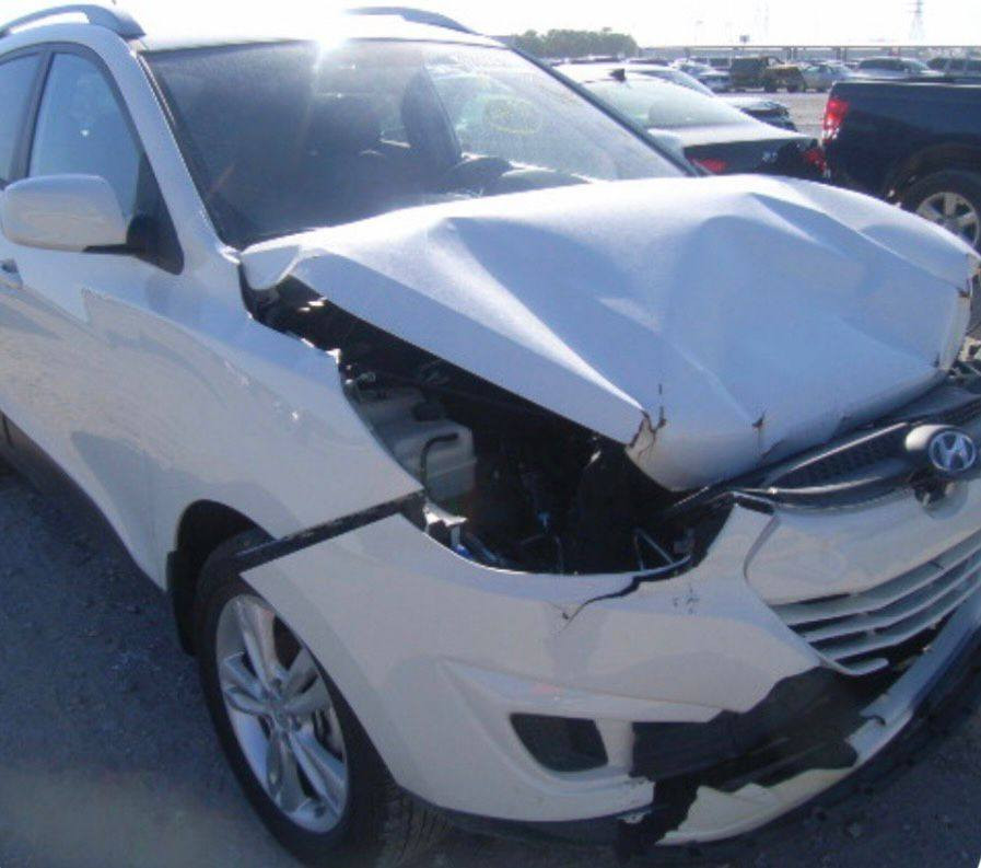 السلام عليكم

توسان ٢٠١١وارد أمريكي
محرك ٢٤٠٠
ماشية ١٣٨ ميل
حادثها بنيد موضح بالصوره
سياره كاملة ميحتاجلها شي
السعر ١٢٥ ورقه
للتواصل ***********
