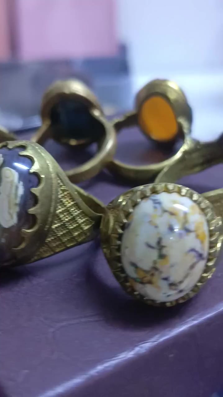 بسم الله الرحمن الرحيم 
.
اخوان 6 قطع خواتم نحاسية بااحجار مختلفة سعر القطعه ب 3.500 كلهن ب20.000 ويوجد توصيل لجميع المحافظات


**إذا كنت صاحب هذا الإعلان وتريد حذفه لأي سبب، رجاءا أرسل رسالة إلى الدعم الفني**