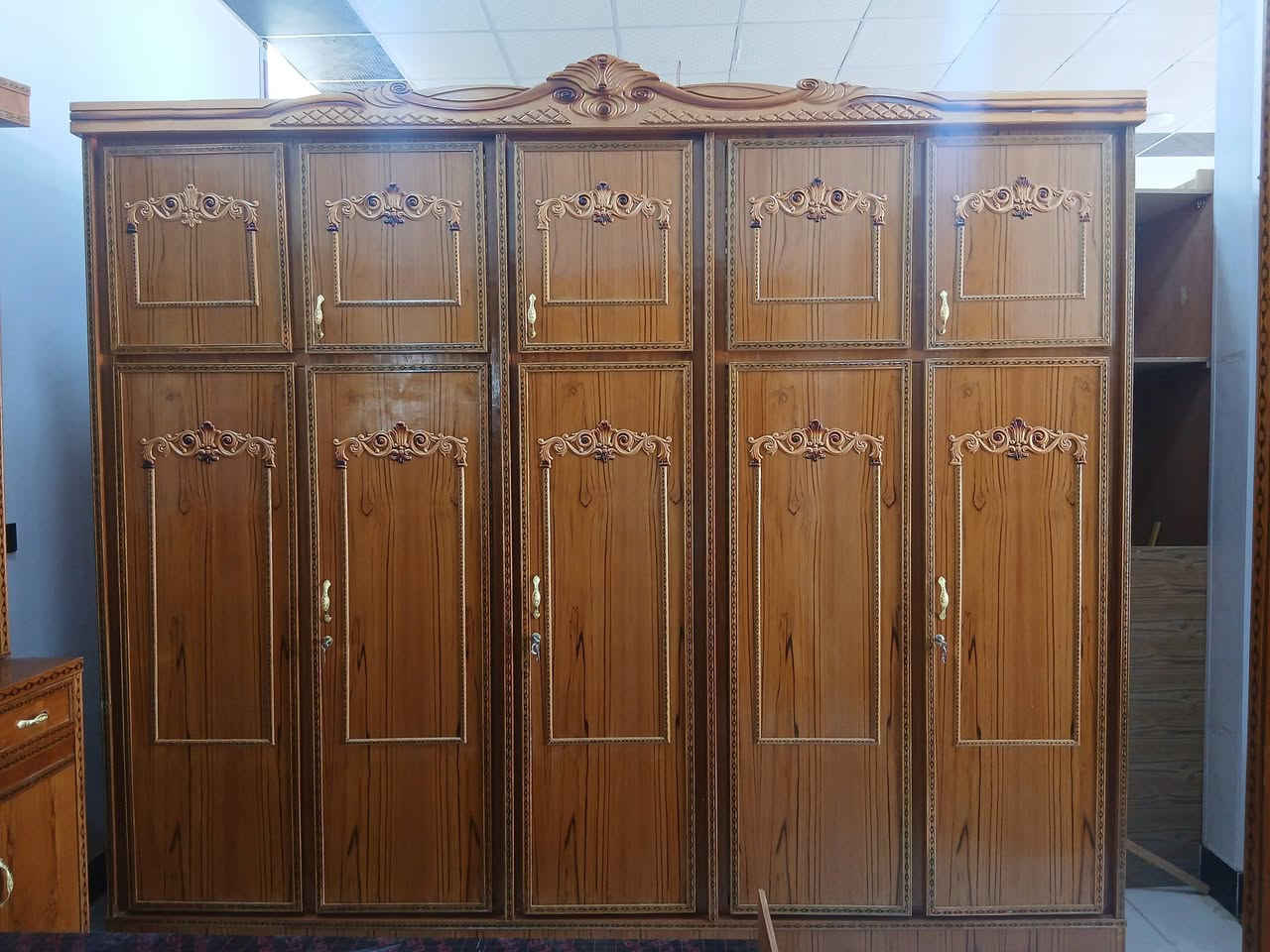 يوجد غرفه نوم خشب صاج جديد مستخدم شهر واحد للبيع سعرها مليون 350 وبي مجال للإستفسار اتصل***********
