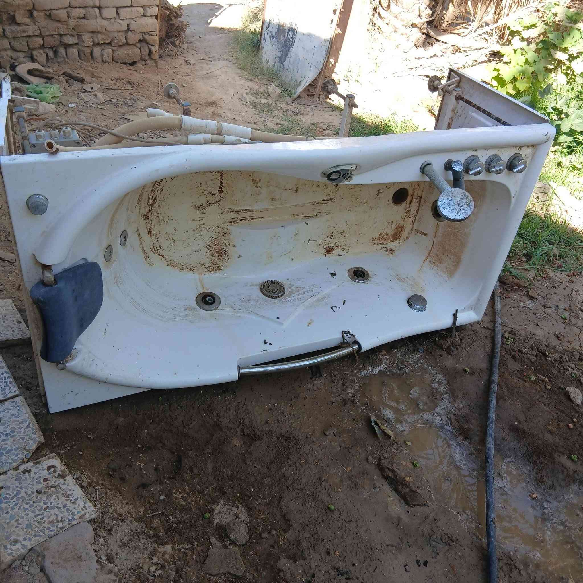 جاكوزي للبيع اخو الجديد بس متروك للبيع السعر خاص او مراسله الرقم *********** العنوان السماوه
