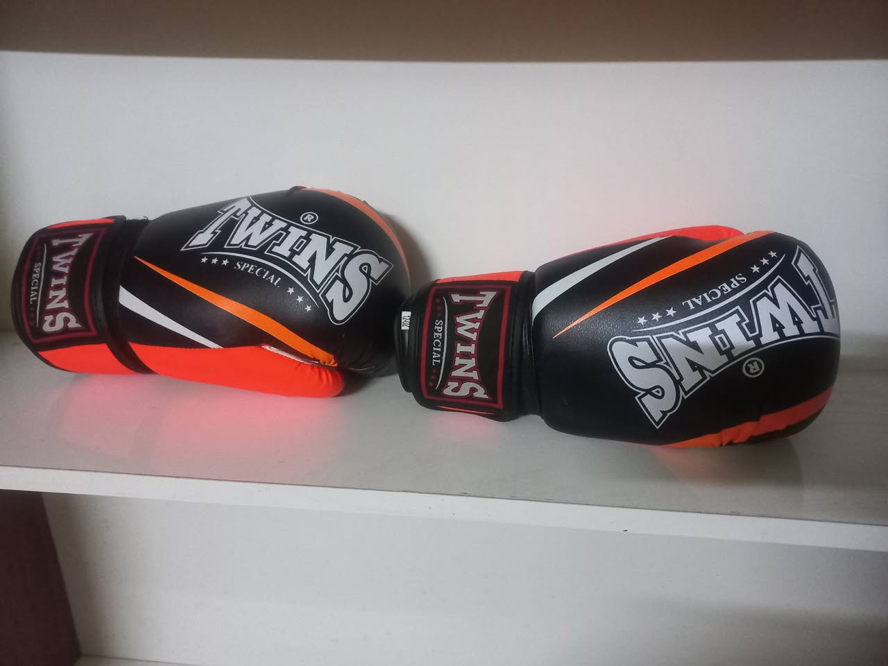 كيس ملاكمه جلد اصلي مع كفوف جلد اصلي وزن الكيس 50 كيلو سعر 75 الف تواصل خاص او واتساب ***********
