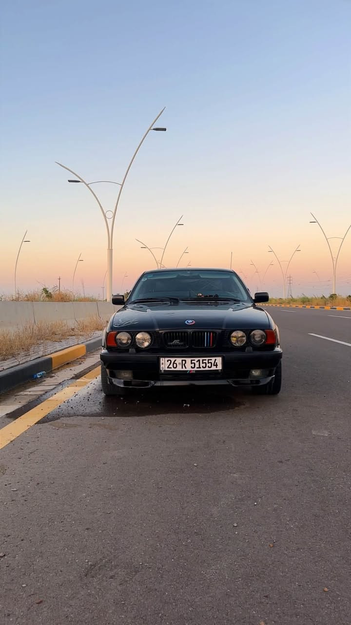 السلام عليكم. مرواس ب 8 سلندر حصراً
BMW 525 اصل وفصل 
موديل 1991 ومحدثها كلها شلع 1995 
رقم صلاح الدين انكليزي تحويل ثاني يوم 
مكينه جديده لوك 
كير خير من الله 
صدر وحداديه كلها جديد اصلي امامي وخلفي 
غرفه صاج وايرباك وجلد وقماش شكل واحد متخمه جديده 
سلايت شغال 
بك لايت اشاره بيضه اصلي ديبو 
لايتات بوش اصلي وزنون 
تدفئه وتبريد منضومه كلها جديده بدلتها وكمبريسر 8 سلندر 
ثلج ❄️ 
اكسل خفيف ورون ناصي 3.23 يصير مبي شلعه بس بالمعدل قويه. يخلي المكينه مرتاحه وما بيها مصرف بانزين 
منضومه بانزين وهوه وجوينات ماء كلها جديده مشتغله قبل شهر انسه شي اسمه حماوه ثابته جوه النص تبريد او بدون. 
كهربائيات كلها بلاديه مو ملزكه 

تخم تاير وويل خليه او إذا يعجبك ال M الشكلين موجودات وياها 
لا خياس ولا ضربه ولا هل سوالف سياره جديده امانت الله صارف عليها صرف جناي مو بيع وشراء وسياره جديده مو تلزيك وتنومك بحي صناعي بس اني ركاب 8 سلندر واريد اراوسها.  نواقصها طوافه بانزين وملكيت بس تجاري وما اشدلها حاجه تجاريه ودرايم شفت واحد صفحه اليمين وبطانه بنيد لان مشكوكه 

ومصورها فيديوات كلها كدامكم والنضيف مبين 

مكانها سامراء 
وهذا رقمي ***********
