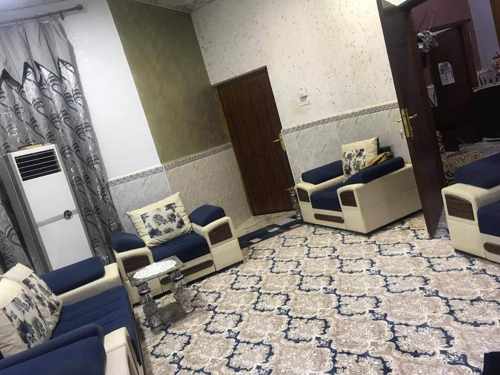 بيت طابو ركن المساحة الكلية 175 بي مشتمل معزول 75 متر مؤجر ب 350 والثاني 100 متر بناء حديث يحتوي على ثلاث غرف واستقبال وهول ومطبخ وصحيات عدد 3 وموزع موقع العقار البصرة المعقل دور السكك خلف كوفي ذهب
السعر 230 مليون 
للاستفسار ***********
مكتب عقارات الميزان
