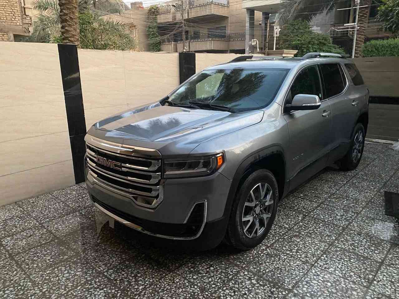 جمسي اكاديا موديل 2023 SLT
حادث بسيط وسطحي محرك 2000 تيربو دفع رباعي 
سيارة جديده وضع شركة وجاهزه مال جنايه كشنات جلد تحديد مسار مثبت سرعة عداد 31 الف 
السيارة دخول جديد بدون رقم تتحول مباشر بأسم المشتري 
مكان السيارة بغداد السيدية 
هاتف/ ***********
