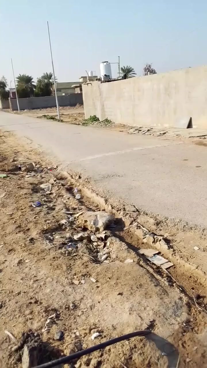 السلام عليكم بيت للبيع عبور الجسر الفرنسي قريب على السيطرة الاتحادية يبعد عن الشارع العام مسافة المساحة الكلية 625 خدمات تبليط وكهرباء قرار 117 رقم الهاتف *********** البيت كامل من كلشي ومرتب
