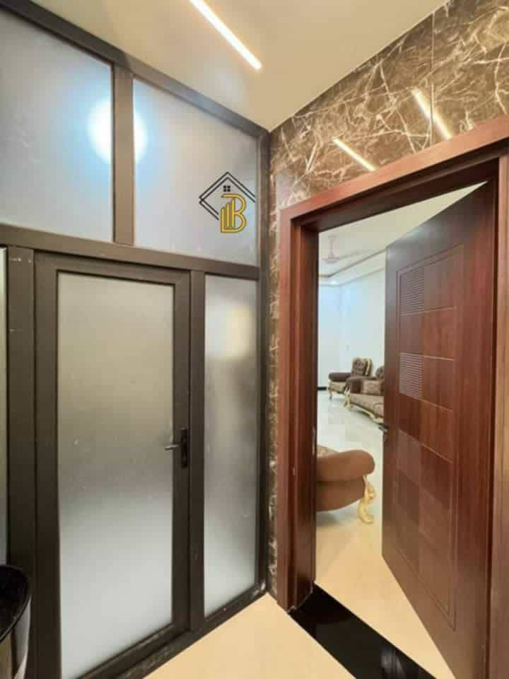 🏡 دار للبيع – طابو عثماني

📍 العنوان: حي الثقافة – بفرع بيت رئيس الجامعة – خلف مطعم دار اليمن (زرزور سابقاً).

🔹 المساحة: 200 م²
🔹 واقع الحال: 225 م²
🔹 البناء: فول كونكريت مسلح

✨ مواصفات الدار:

غرفتا نوم كبيرتان، إحداهما سويت
مطبخ 
استقبال واسع 
صالة كبيرة
3 مجاميع صحية
كراج سيارة

حديقة خارجية
حديقة داخلية مع شلال

غرفة مؤسِّسة في الطابق العلوي

🏠 دار مميزة بتصميم عملي ومساحات واسعة، مناسبة للعوائل الباحثة عن السكن الراقي والموقع الهادئ داخل حي الثقافة.
المراجعة 
     ♦️♦️♦️مجموعة باسم الشمري♦️♦️♦️
      ♦️♦️للاستثمار والتطوير العقاري♦️♦️
الفرع الاول/بغداد،القادسية،قرب مجمع الوزراء
الفرع الثاني/الديوانية،الجزائر ،الشارع الخدمي،مقابل تقاطع أم الخيل
للأستفسار الاتصال على📲
قسم المبيعات 📠
***********📱
***********📱 
📲 حمّل تطبيق باسم الشمّري العقاري الآن من Google Play:
👉 [https://play.google.com/store/apps/details?id=com.basemShamry.app](https://play.google.com/store/apps/details?id=com.basemShamry.app)
🍏 قريبًا على App Store
