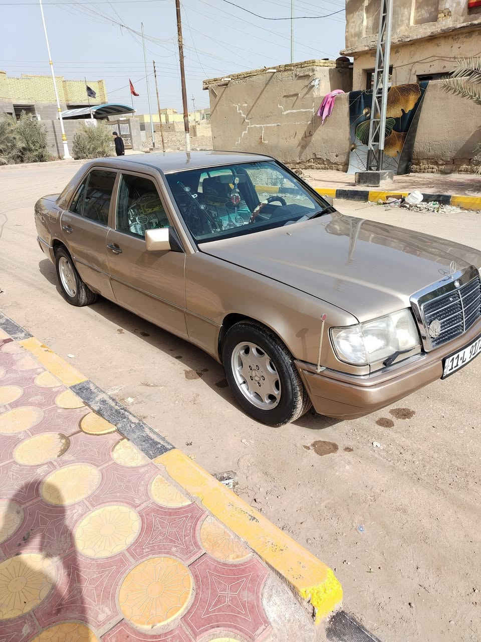السلام عليكم
للبيع مرسيدس دب 300  موديل1990 رقم بغداد 

 مصبوغة  يعني صبغ جديد  
قواعد دبل سليمة من الخياس سلايد روف شغال طكتين 
صدر امامي خلفي 80% 
دبل فيت بم جديد 
اريل كهرباء  
كشن كهربائي 
 
محرك 3000فيفي فيشتين نظيف جيد جدا 
طخم تاير جديد 
لايت زنون 
السياره باسمي رقم انكليزي 
أخوان الشراي يتصل بيع مستعجل 
مكاني ناصرية سيددخيل 
السعر 67 $
بيها مجال قليل  حگ الجية
للاستفسار 
الاتصال 
***********
