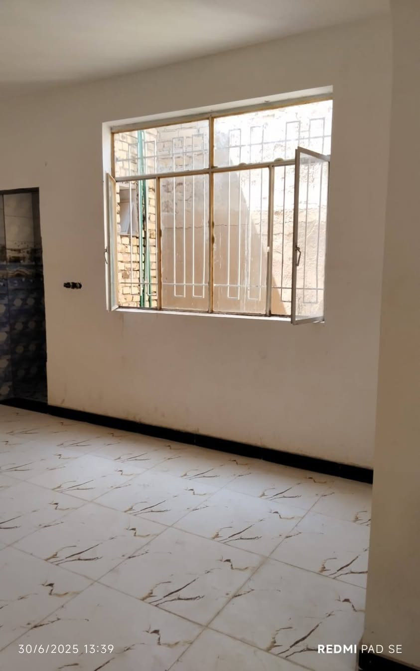 السلام عليكم دار للبيع بللشهداء المساحة ١٥٦ طابقين كامل فول ( بيع او مراوس حسب الاتفاق ) اتصل على الرقم ***********
