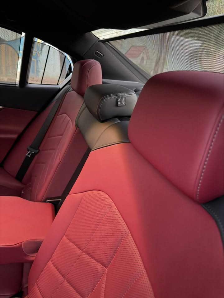 السلام عليكم
BMW 2025 وكالة عروش 
كفالة من كلشي بصمتين وكارت
مواصفات العروش معروفة  
ماشية 10،000 كيلو متر 
مغلفة بي بي اف 
***********
السعر 570 ورقة بيها مجال
