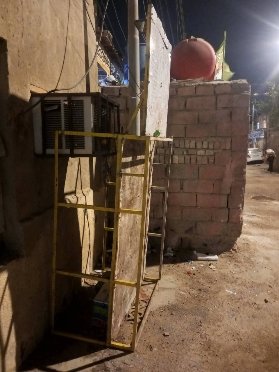 السلام عليكم
قمريه ستوته جاهزه 
اسبير خلفي وسبير أمامي 
اسبير خلفي لطش 
كير بوكس اللبيع الاستفسار على الرقم 
***********
