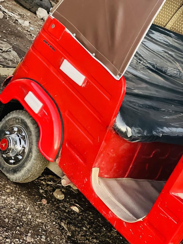 سلام عليكم تكتك للبيع رقم وسنويه نكليزي موديل 18شهر 6 سعره 5100وبيه مجال عنوان مدينت صدر رقم لهاتف ***********
