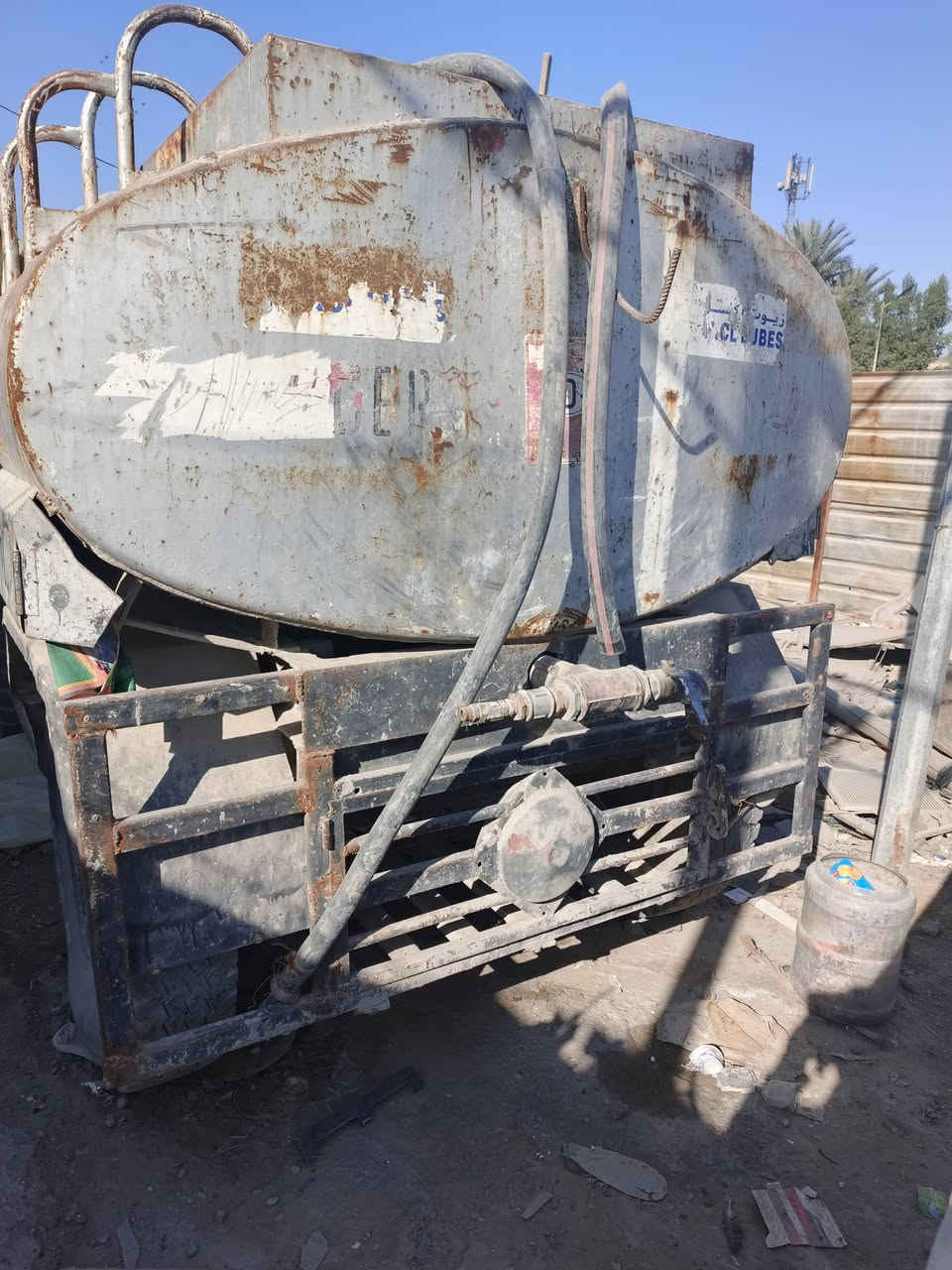 يا الله يا الله 
مقطورة للبيع 🤍
مقطورة نضيفة ربع ما تصرف عليها🤍
التانكي حديد 🆗
تايرات جدد 🛞
الحمولة ٥ تالاف 
المكان بغداد الحرية 🩶
السعر 3500 وبيها مجال  
الرقم ***********
