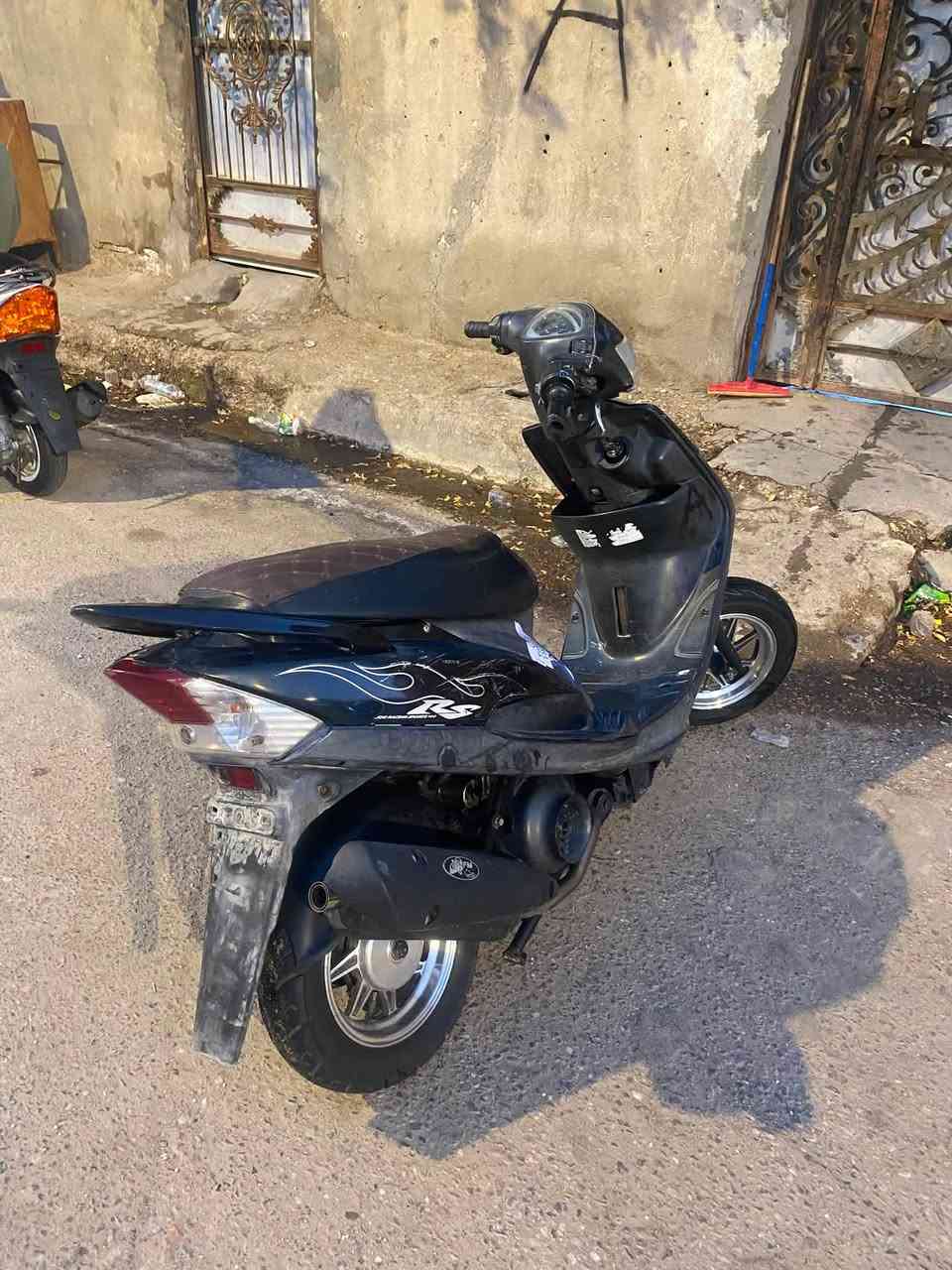 ماكس عدله مفتوحه بوشه ٤٩  بيه كلج امامي رياضي وسبرنكه كلج خلفي رياضي. دراجه كفراته وسوداته كله بلاد دراجه مكينه خرسه
ناقصه بس باتري جديد بتري ملته تعبان مكاني المعقل الابله
رقمي***********
سعره٥٧٥ وبيه مجال
