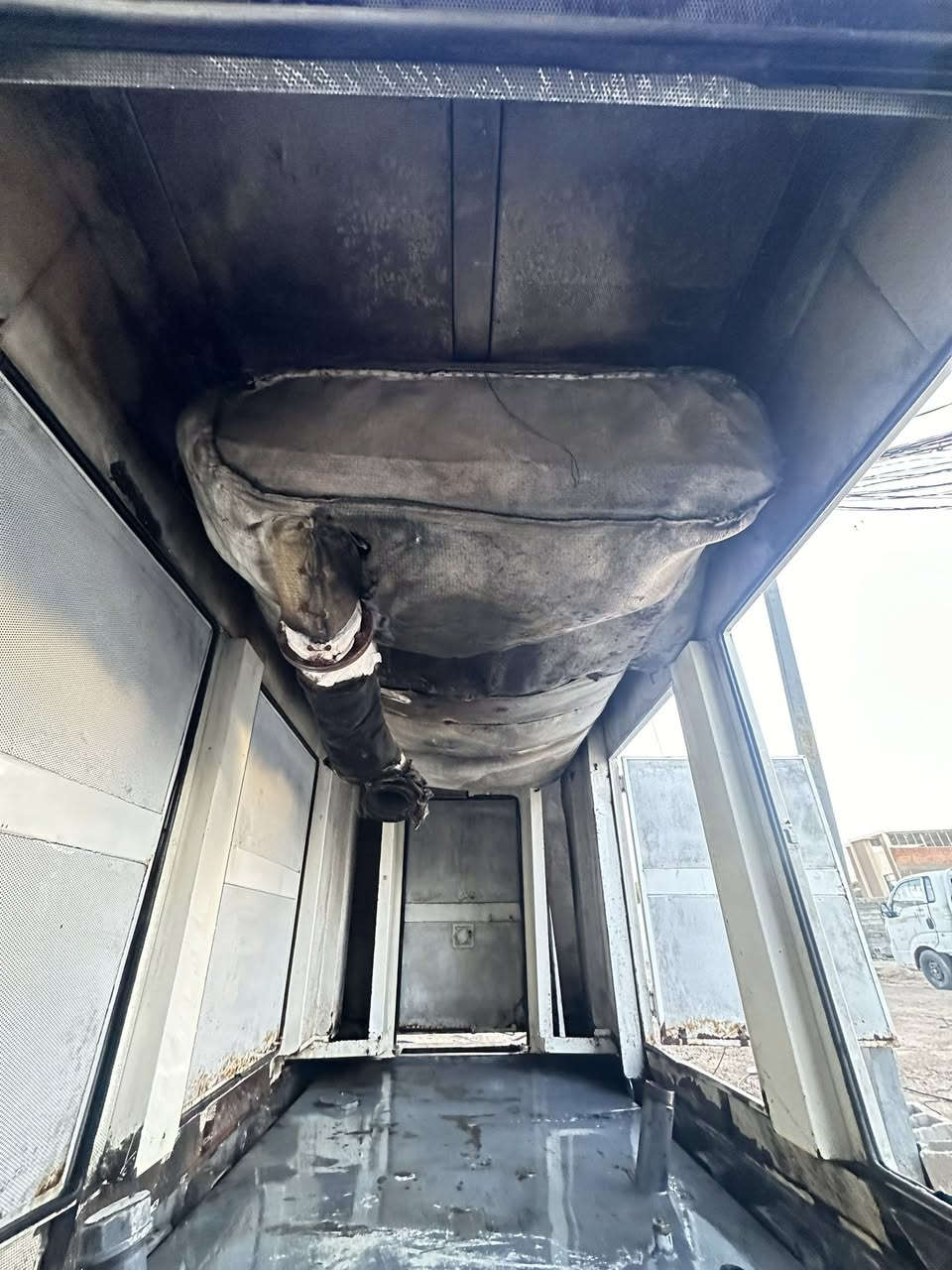 سلام عليكم 
للبيع كاتم( أكركو )حجم كبير
طول 5 
عرض 185
ارتفاع 250
للستفسار ***********
