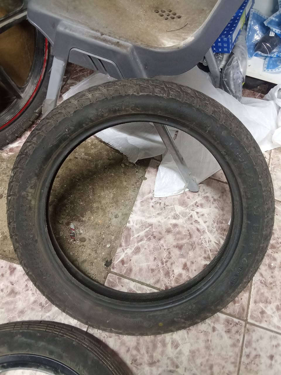 سلام عليكم 
تاير خلفي بوكسر اصلي حجم 300 السعر10 الالف
ويل امامي بوكسر كلاسك اصلي هو وتاير مالته وطبله البريك ب65 الف 
ماشه ودبلات بوكسر كلاسك اصلي 100 الف 
جاملغ امامي بوكسر كلاسك اصلي لون اسود سعره 15 الف 
 العنوان بغداد حي جامعه 
رقم ***********
