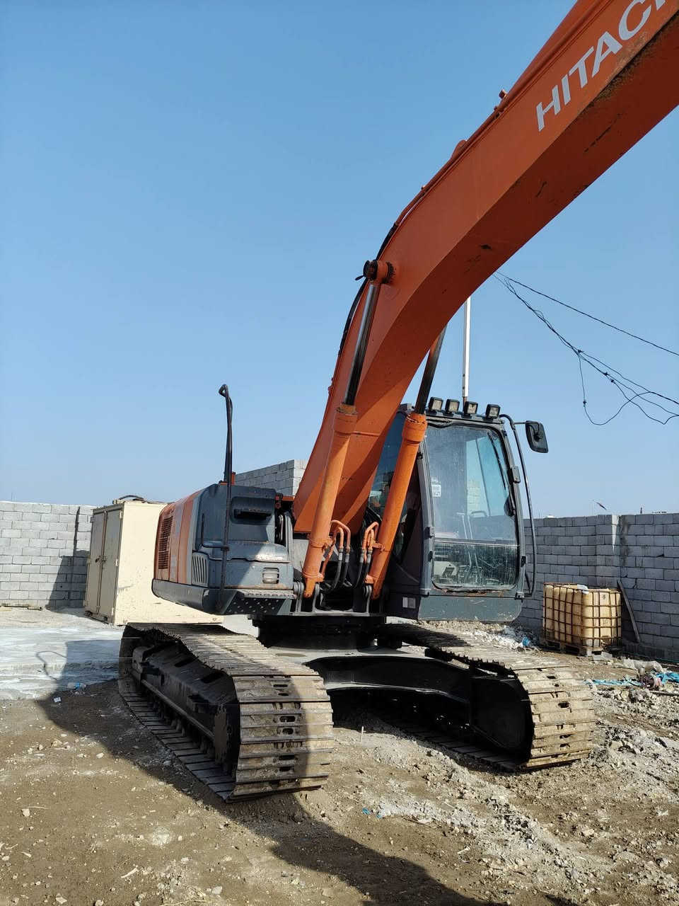 السلام عليكم حفارة هيتاشي z3  210H للبيع ٢٠١٣ العنوان الكوت الحي الصناعي حفارة جاهزة كل نقص مابيه للاستفسار ***********
