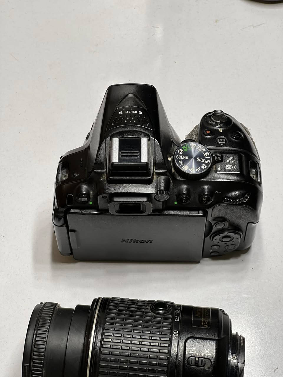 📸 كاميرا Nikon D5300 –
دقة 24.2 ميجابكسل (صور عالية الوضوح)
مستشعر APS-C CMOS
تصوير فيديو Full HD 1080p حتى 60fps
39 نقطة تركيز تلقائي
شاشة 3.2 إنچ متحركة (مناسبة للتصوير من زوايا مختلفة)
                         Wi-Fi + GPS مدمج
    ISO من 100 إلى 12800 (قابل للتوسعة)
تصوير متواصل 5 صور/ثانية
تدعم بطاقات SD / SDHC / SDXC
وزن خفيف وسهلة الاستخدام
السعر 350 وبيه مجال 
***********

