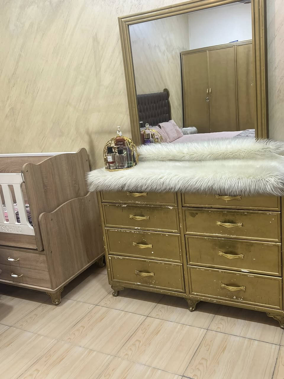 السلام عليكم عندي غرفة خشب  عراقي لون ذهبي للبيع
واتس آب ***********
