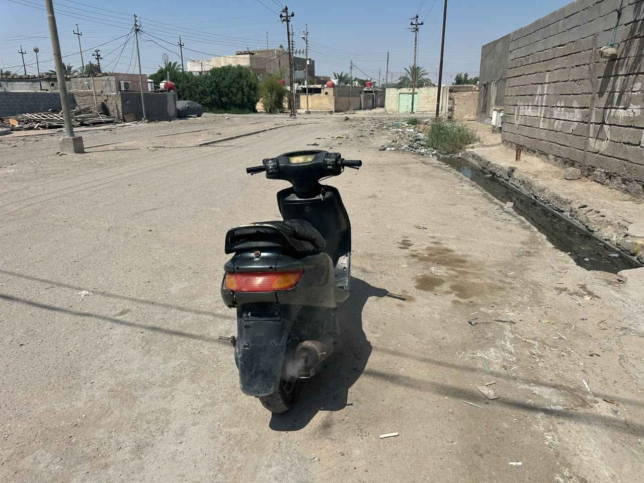 سلام عليكم فراشه للبيع مكينته مفتوحه مره وحده دراجه نضيفه حلوه لايتات شغاله
مكاني بصره خور الزبير 
السعر 250 وبيه مجال 
الرقم ***********
