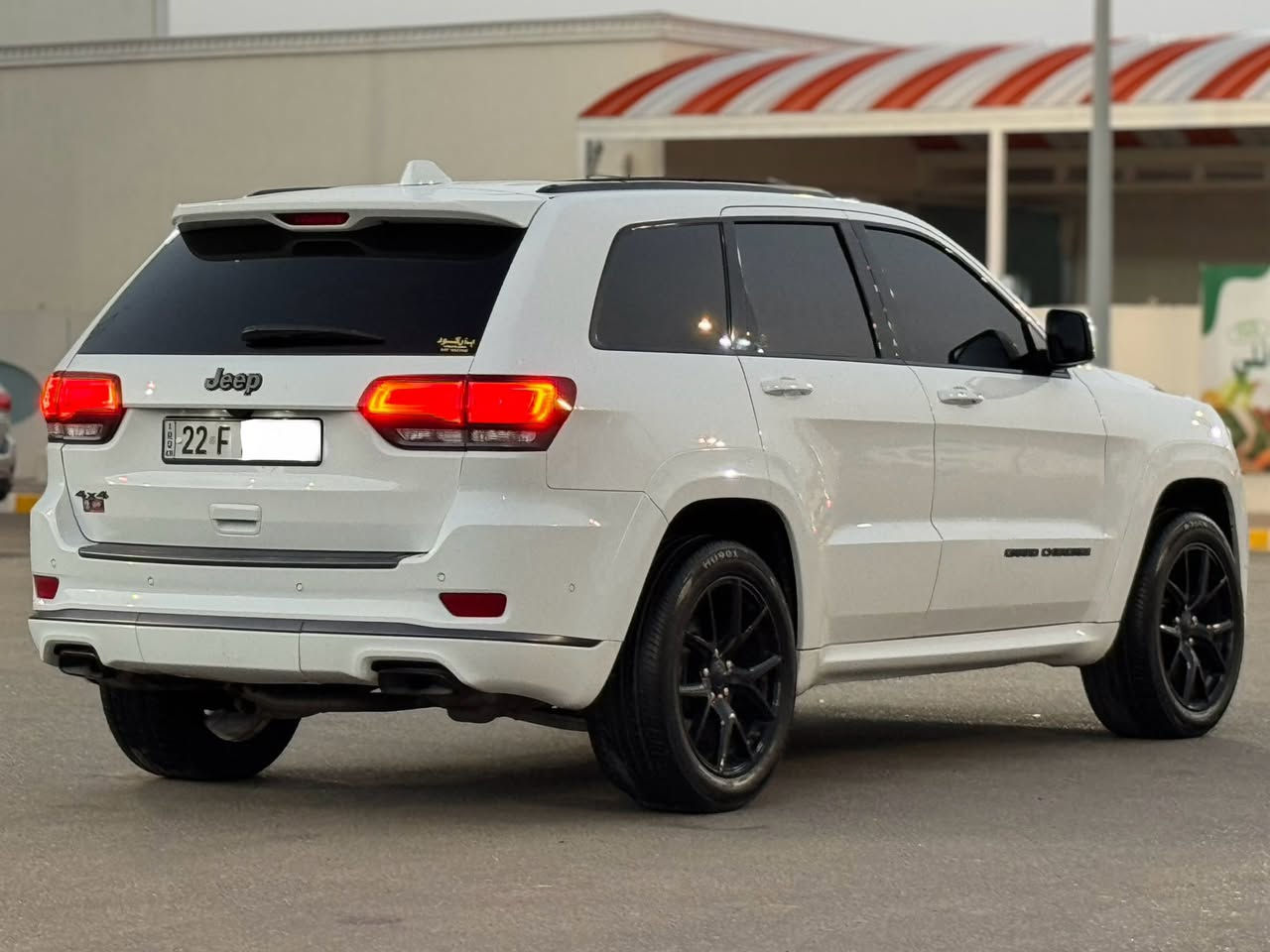 السلام عليكم جيب شيروكي 2020 اعلى فئة سومت
((وارد امريكي ضرر جاملغ امامي شبر فقط))
المواصفات:
 • الفئة سومت – أعلى فئة
 • محرك 8سلندر 
 • گير أوتوماتيك 9 سرعات
 • 4 أوضاع قيادة (ثلج – طين – رمل – صخور)
 • داخلية جلد 
 • مقاعد جلد تدفئة + تبريد
 • مقاعد الكدام كهرباء مع ميموري
 • سقف بانوراما كامل
 • تشغيل بصمة ودخول ذكي
     •       اشارة ترحيب
 • ستيرن كهرباء مع تدفئة و تحكمات كامله
 • تكييف أوتوماتيك منفصل قطعتين
 • إضاءة داخلية هادئة 
     •       رادار امامي مع حساسات 360 د
             تدفئة مري جانبيه + شفط و كهربا
 • شاشة كبيرة 8.4 إنچ
 • Apple CarPlay + Android Auto
 • بلوتوث + USB
 • نظام صوت Alpine صوتة مرعب
 • شاشة معلومات للسائق
 • مراقبة النقطة العمياء
 • المحافظة على المسار
 • نظام نزول من المرتفعات
 • جگات كهربائية تصعد و تنزل السيارة ب 3 اوضاع
 • جنطة كهرباء 
.شفتات ستيرن وبيها بعد هواي موصفات
السعر 288$ وبيها مجال
الهاتف ***********
