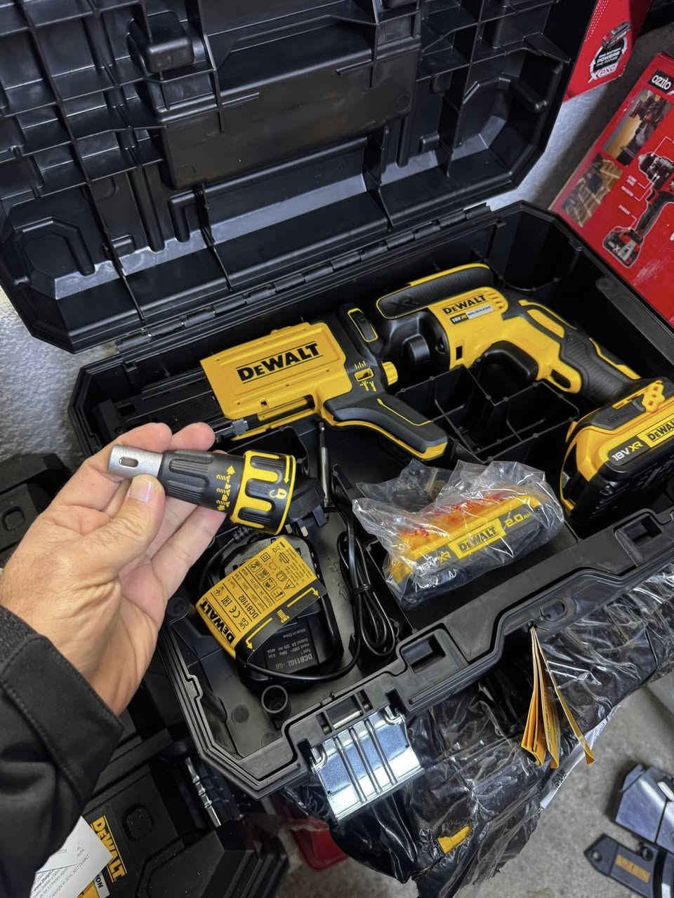 سلام عليكم اخوان 
دريل DEWALT  جبسن بورد ديكورات جديد كامل 
اذا شراي اتفضل خاص 
توصيل متوفر 
*********** واتساب
