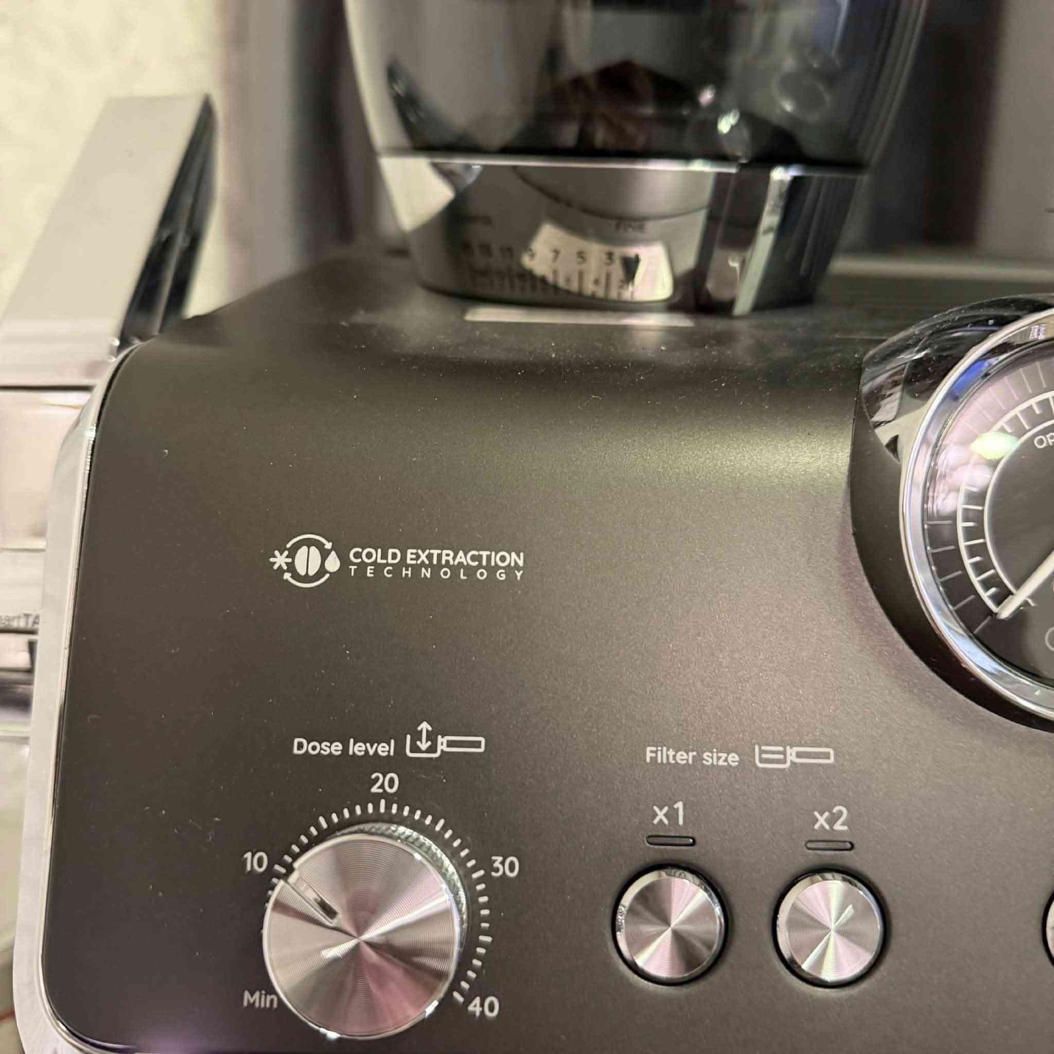 � للبيع ماكينة قهوة احترافية مع مطحنة مدمجة – إصدار Opera

‼️سنة الانتاج : شهر ٣ سنة ٢٠٢٥ ‼️

☕ النوع: ماكينة اسبريسو احترافية
🏷 الماركة: De’Longhi
📦 الموديل: De’Longhi La Specialista Opera

🔹 الحالة: مستخدمة استخدام خفيف جداً
🔹 النظافة: ممتازة تقريباً 99٪
🔹 اللون: رمادي غامق (Dark Grey / Metal Grey) وليس أسود
🔹 العمل: شغالة 100٪ بدون أي مشكلة
🔹 الفئة: ماكينة منزلية احترافية لعشاق القهوة المختصة

☕ أهم المميزات

✔ مطحنة قهوة مدمجة لطحن البن مباشرة قبل الاستخلاص
✔ إمكانية التحكم بدرجة طحن القهوة
✔ إمكانية التحكم بكمية الطحن (Dose Level)
✔ مقياس ضغط احترافي لمراقبة الاستخلاص الصحيح
✔ نظام Smart Tamping Station لكبس القهوة بسهولة وبدقة
✔ نظام Cold Extraction Technology للاستخلاص البارد
✔ عصا تبخير حليب احترافية لعمل رغوة الحليب

❄ المشروبات التي تدعمها الماكينة

• Espresso
• Espresso Cool
• Cold Brew
• Long Black
• إمكانية تحضير

 • Cappuccino
 • Latte
 • Flat White�باستخدام عصا التبخير

⚙ التحكم والخصائص

✔ اختيار فلتر مفرد أو مزدوج (1 Cup / 2 Cups)
✔ تحكم بدرجة حرارة الاستخلاص
✔ تسخين سريع للمكينة
✔ قاعدة تسخين أكواب
✔ مؤشر ضغط يوضح الاستخلاص المثالي
✔ تحكم بجرعة الطحن حسب الرغبة

📦 المرفقات الظاهرة بالصورة

✅ البورتافلتر الأصلي
✅ سلة فلتر مفردة
✅ سلة فلتر مزدوجة
✅ مطحنة مدمجة مع خزان بن
✅ بتشر حليب 
✅ كوبين قهوة
✅ سائل تنظيف الاصلي 
✅ بعض مستلزمات التنظيف / الفلاتر الظاهرة بالصور

📍 مناسبة لـ

✔ عشاق القهوة المختصة
✔ الاستخدام المنزلي الاحترافي
✔ الأشخاص الذين يريدون جودة قهوة مثل المقاهي

🚚 التوصيل متوفر إلى جميع المحافظات
📩 للشراء أو الاستفسار راسل الصفحة على الخاص


**إذا كنت صاحب هذا الإعلان وتريد حذفه لأي سبب، رجاءا أرسل رسالة إلى الدعم الفني**