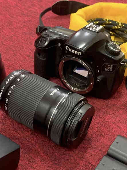كامرة كانون d60 
مع عدسة 55-250عدسة راقية جداً
 وبطاريتين 
وادابتر نقل الصور 
وهود امزون 
وجنطة 
سعرها 350 وبيها مجال 
***********
