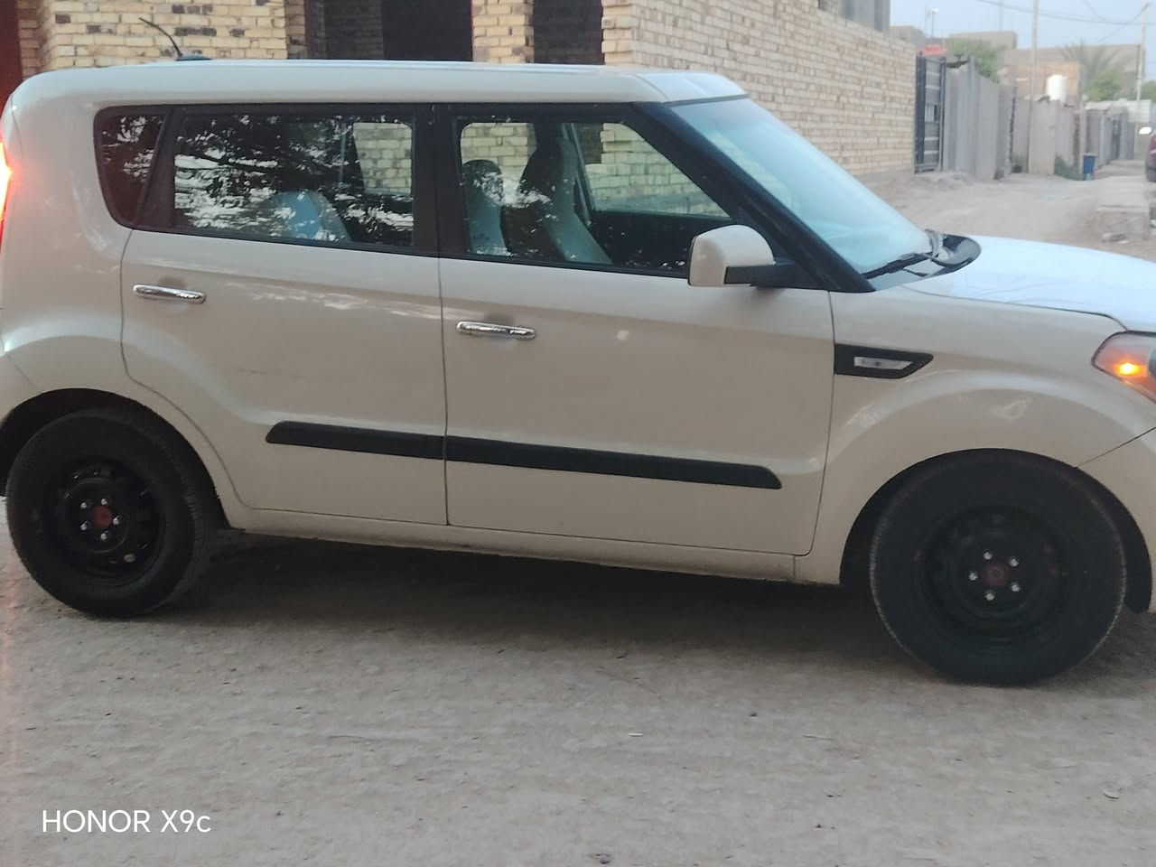 سلام عليكم صول موديل 12 السياره بيه اربع قطع صبغ  السياره امريكيه السعر 77او بيه مكان حله سياحي مجال الرقم ***********
